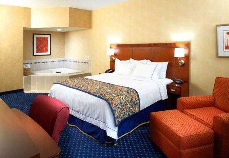 Courtyard By Marriott Akron Stow Номер фото